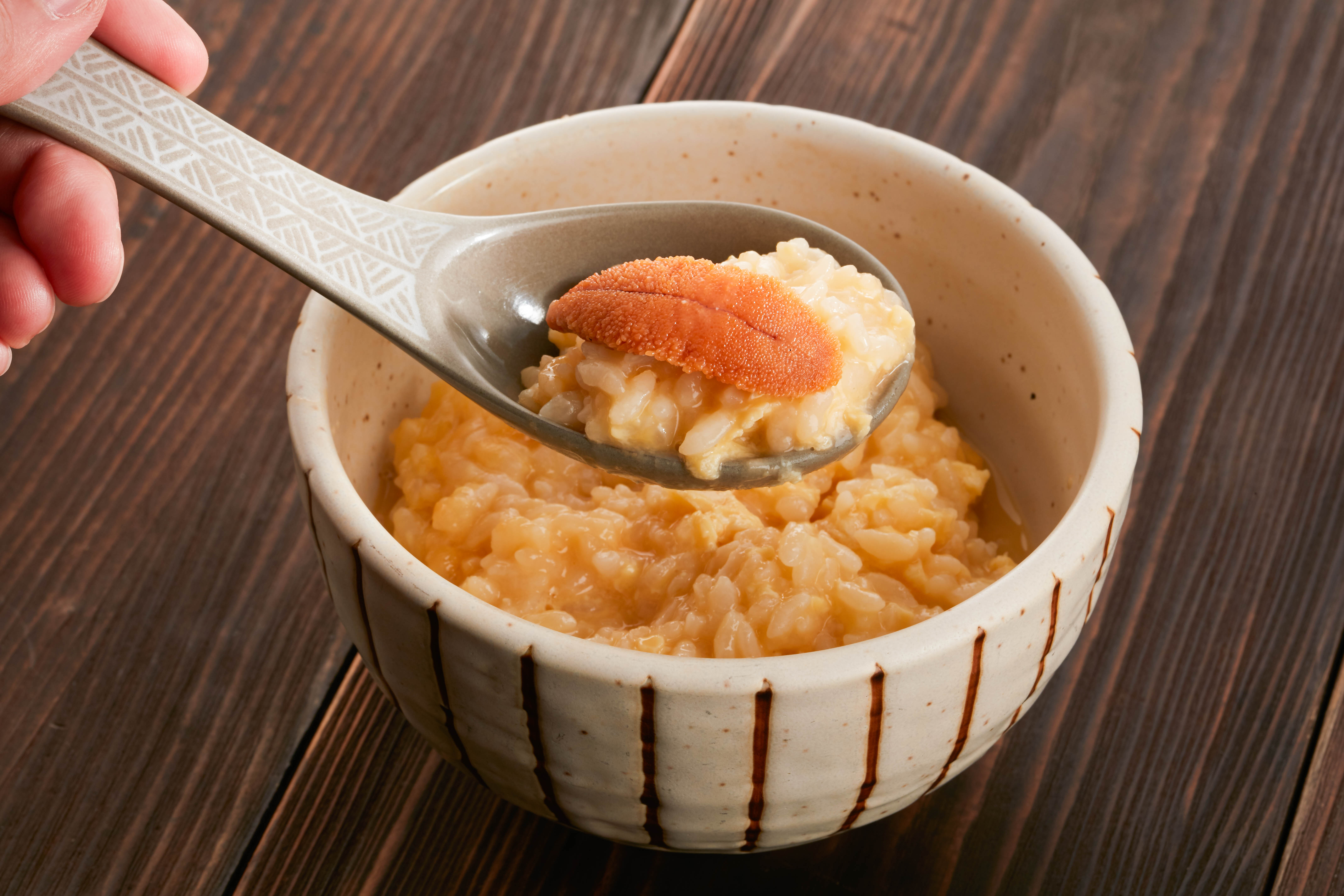 「黃金海膽雜炊」使用海膽鮮味的精華高湯。(圖/業者提供)