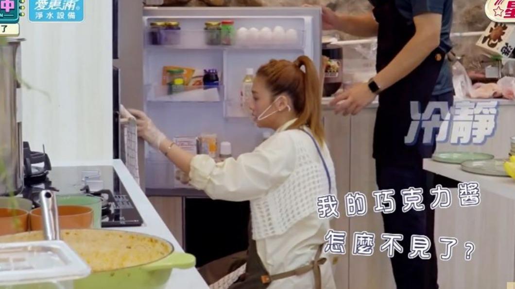 姚元浩在旁安撫鬼鬼要冷靜。(圖/翻攝自《來吧!營業中》節目片段)