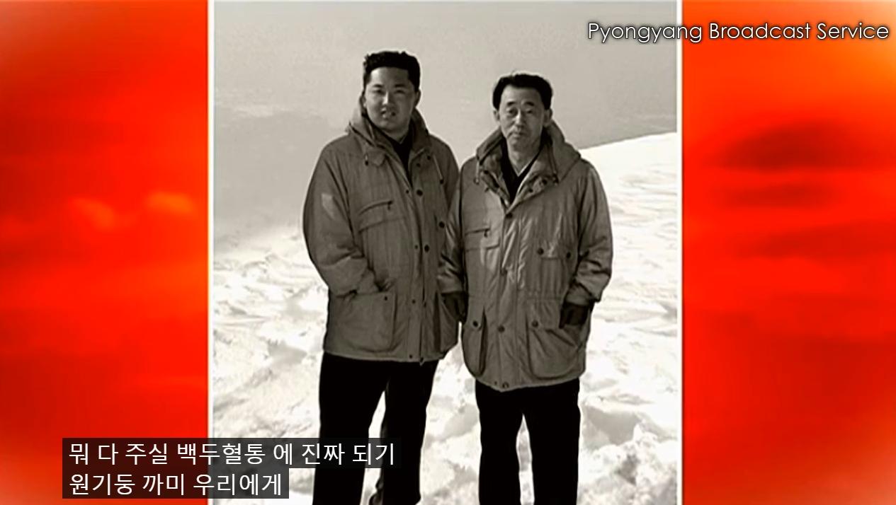 紀念玄哲海紀錄片中，金正恩年輕時期與恩師合影舊照大量對外曝光。（圖／翻攝自YouTube）