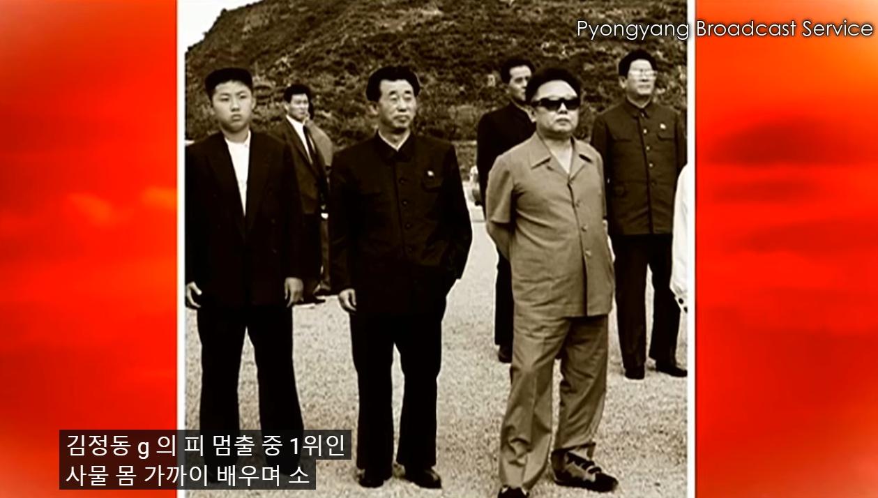 紀念玄哲海紀錄片中，金正恩年輕時期與恩師合影舊照大量對外曝光。（圖／翻攝自YouTube）