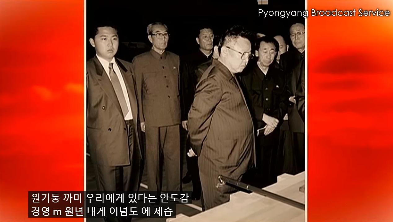 紀念玄哲海紀錄片中，金正恩年輕時期與恩師合影舊照大量對外曝光。（圖／翻攝自YouTube）