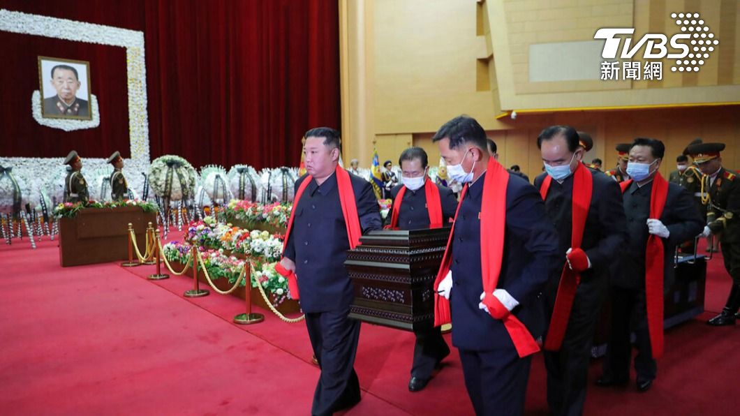 嫩照罕見曝光!恩師玄哲海過世 金正恩主持喪禮拍紀錄片