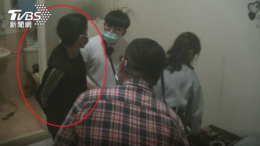 警方逮捕越南籍主嫌阿海。(圖/TVBS)