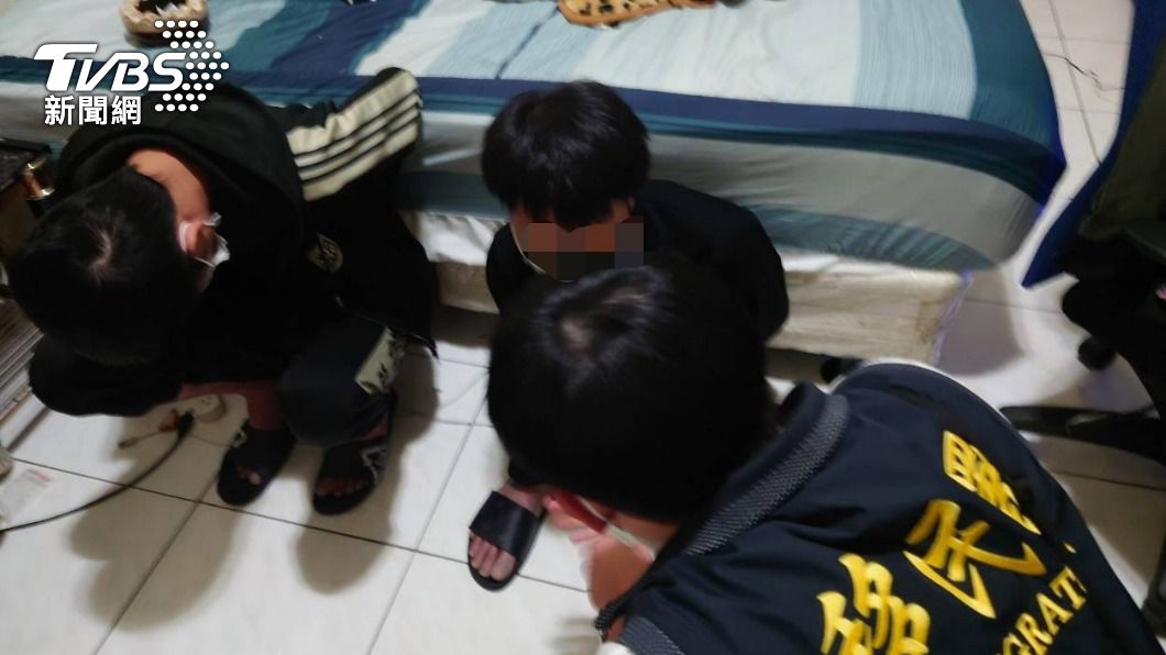移民署人員安撫遭拘禁的阿松(右)。(圖/TVBS)