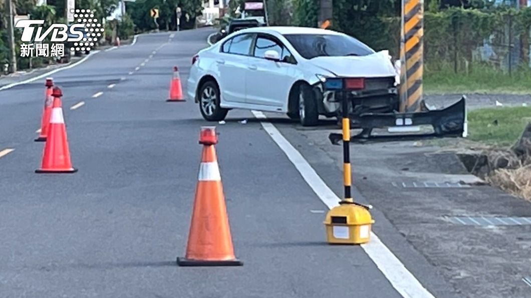 酒駕「奔喪」撞電桿!車牌、保桿噴飛 車內4人全掛彩送醫