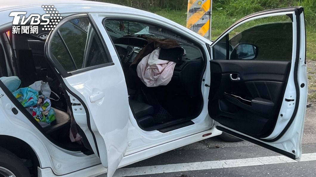 車上4人全數受傷。(圖/TVBS)