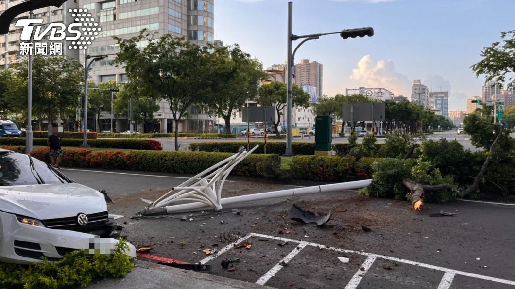 男暢飲威士忌開車回家！撞爆燈桿、路樹　稱什麼都不記得