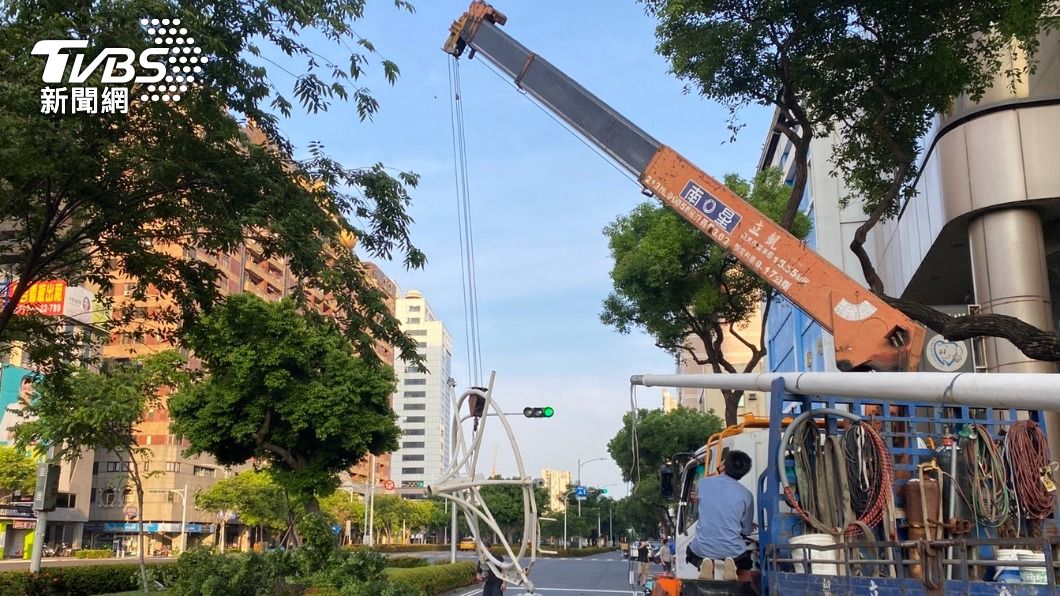 吊車出動協助排除障礙。(圖/TVBS)