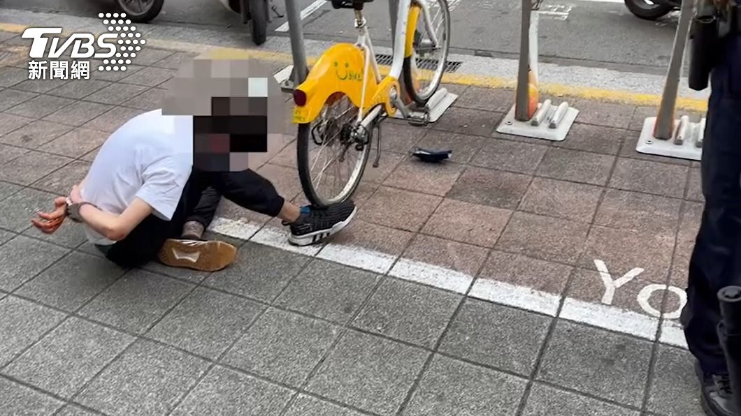 鬧事的張姓酒客被警方上銬。(圖/TVBS)