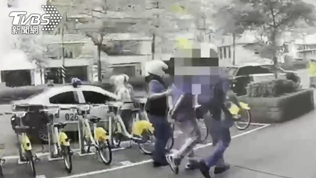 警方將滋事的酒客帶回偵辦。(圖/TVBS)