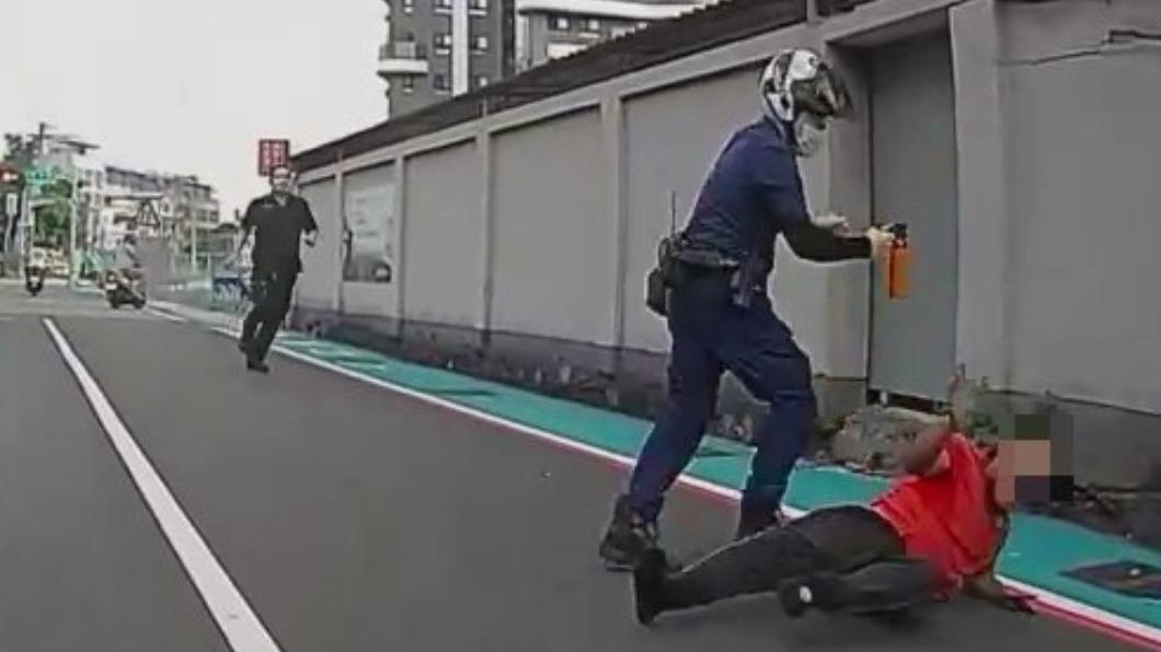警方使用防護型噴霧才將其壓制。(圖/翻攝自爆廢公社)