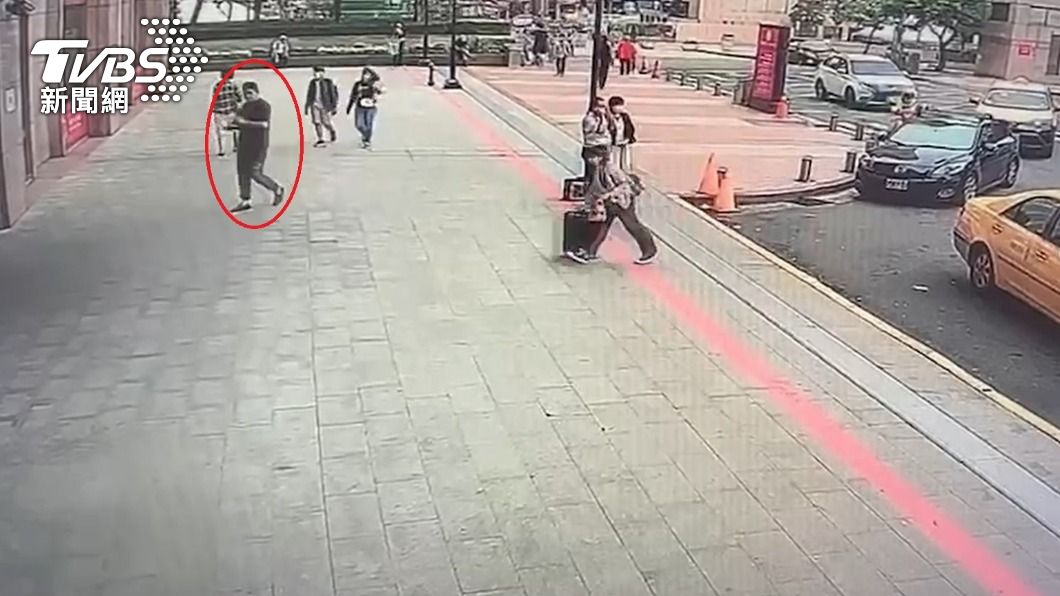 董姓男子下車後頻頻使用手機。（圖／TVBS）