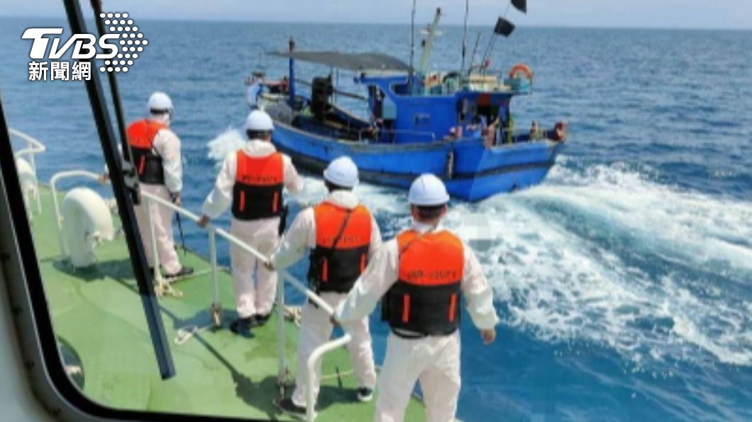 中國大陸籍流刺網漁船越界作業 澎湖海巡押返人船