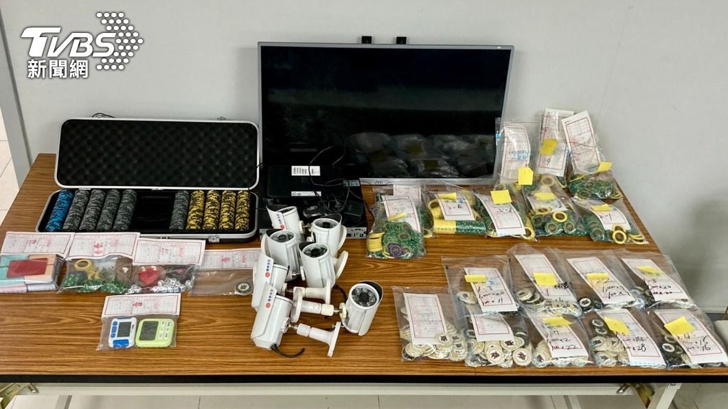 警方查扣賭資、賭具等贓物。(圖/TVBS)