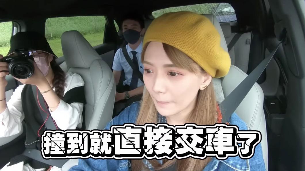解婕翎停車技術並不是十分熟練,同行的業代還開玩笑說:「撞到的話就可以直接交車了」。(圖/翻攝自解婕翎YT)