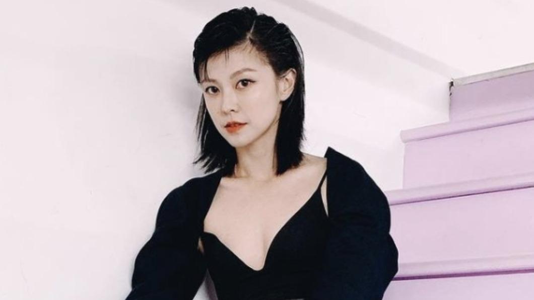 利用黑色單品顯瘦是許多女生的穿搭技巧。(圖/翻攝自eavecning IG)