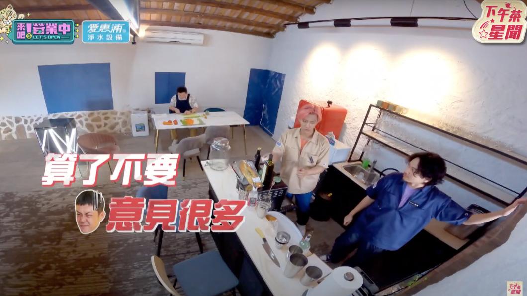 楊銘威(右)在吧台偷罵姚元浩。(圖/翻攝《來吧!營業中》節目片段)