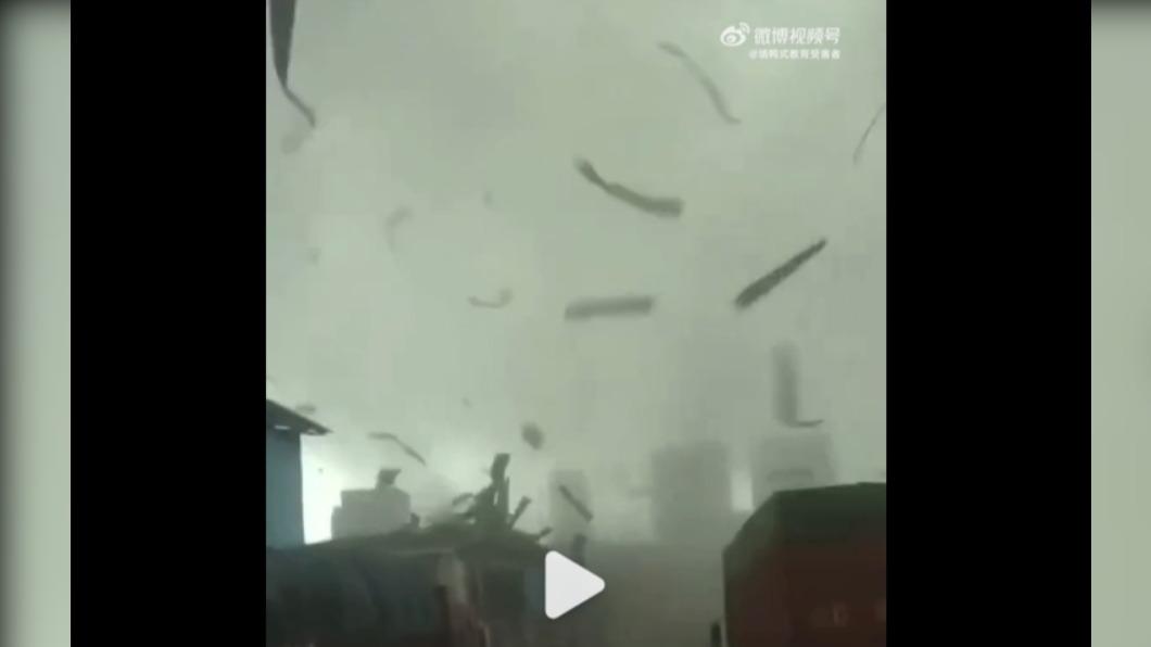 鐵皮碎屑被風捲至空中。（圖／翻攝自微博）
