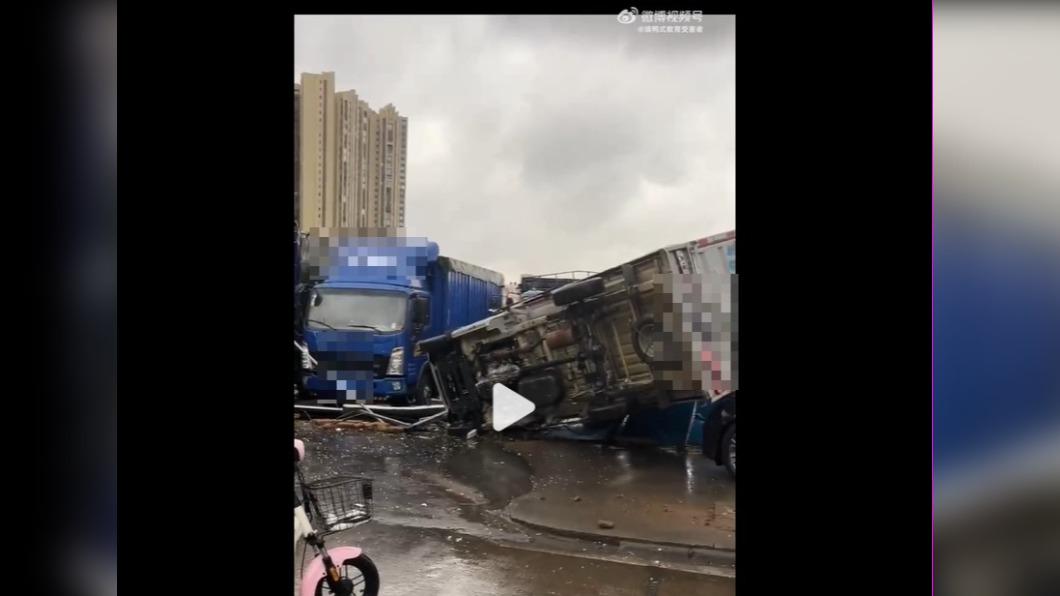 有車輛疑似受龍捲風影響而翻倒。（圖／翻攝自微博）