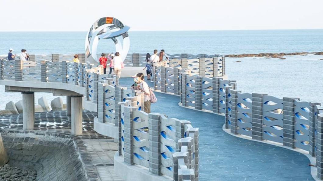 以海浪波折為意象,2側的圍欄曲折蜿蜒,就像波浪一樣。(圖/桃桃's旅人手札 提供)