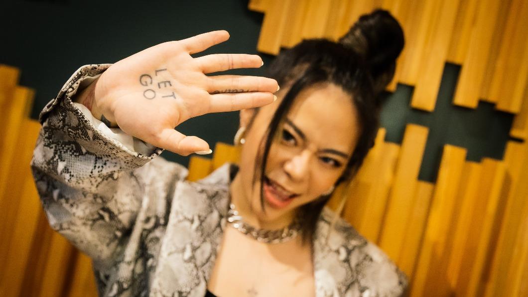 女歌手自爆狂戀黑道大哥　為愛迷失自我荒唐行徑曝光