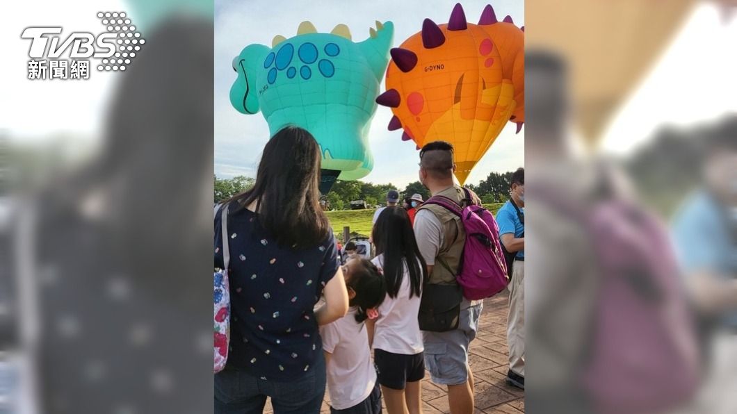 潘小妹妹與父母、姊姊4人,搭乘繫留熱氣球升空一圓心願。(圖/中央社)
