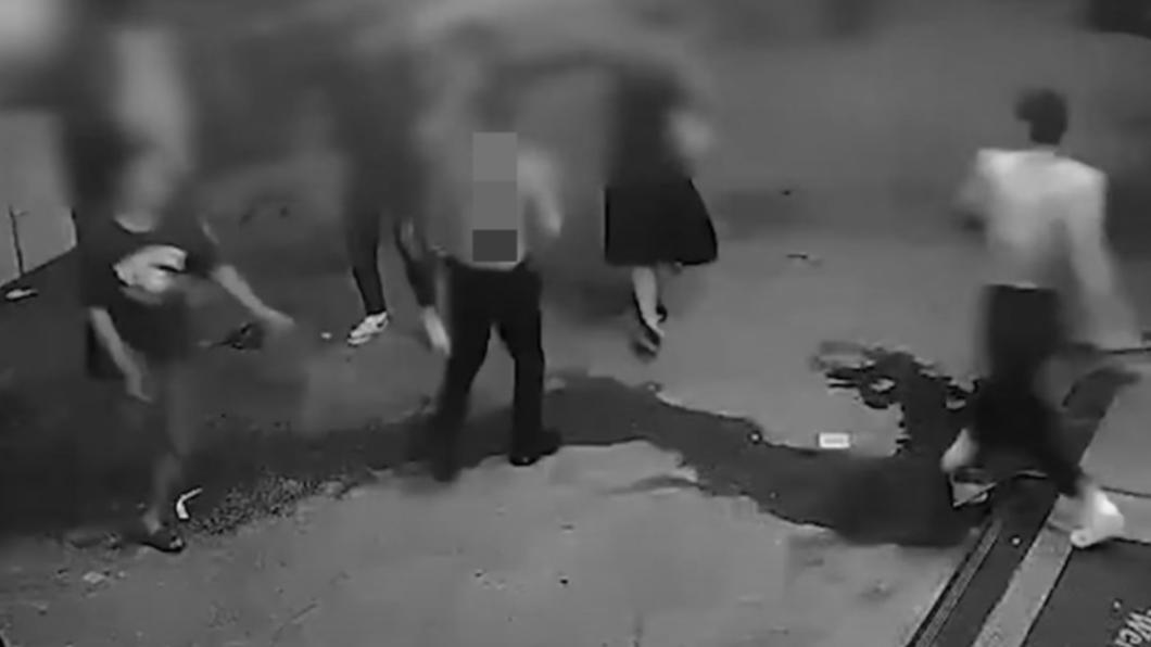 又爆女子當街遭圍毆！　大陸廣東宵夜店老闆勸架反被打昏