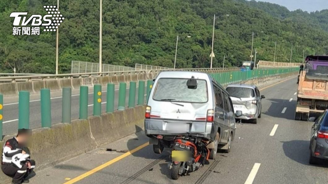 台64線驚傳3車追撞事故。(圖/TVBS)