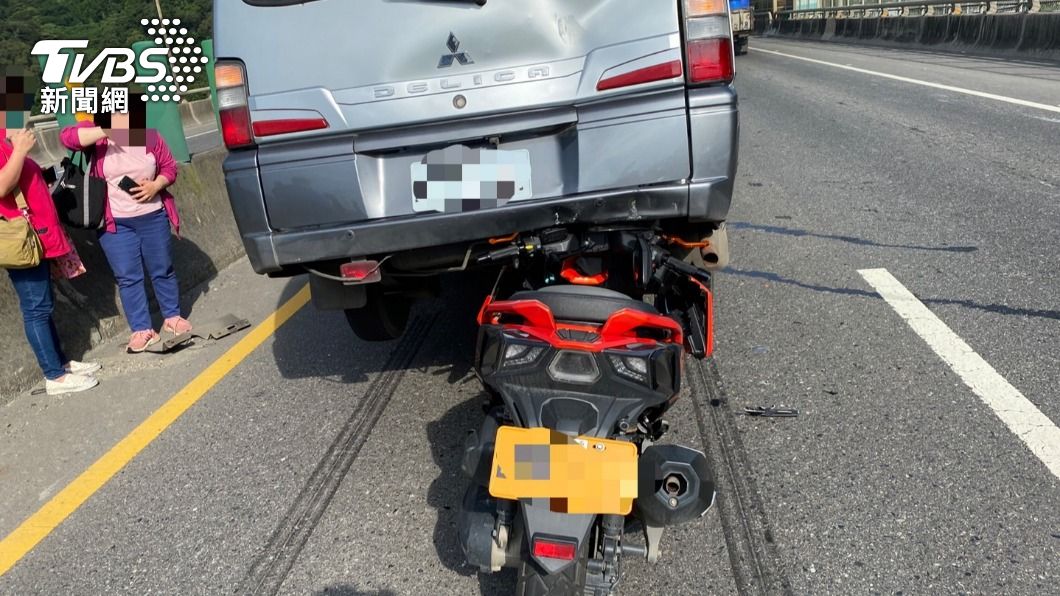 台64線3車追撞　重機「煞不住」撞進車尾　騎士輕傷