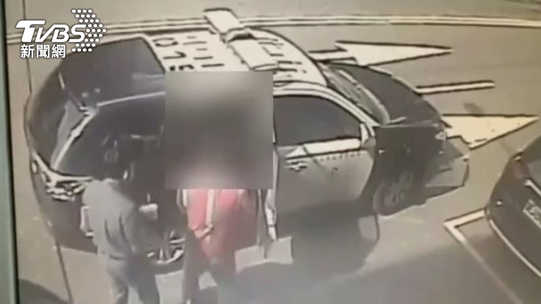 阿國被警方送辦。(圖/TVBS)
