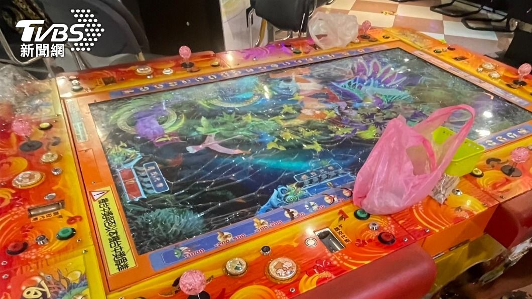 花了錢不開心！男子借酒壯膽　拿球棒打爆遊藝場機台