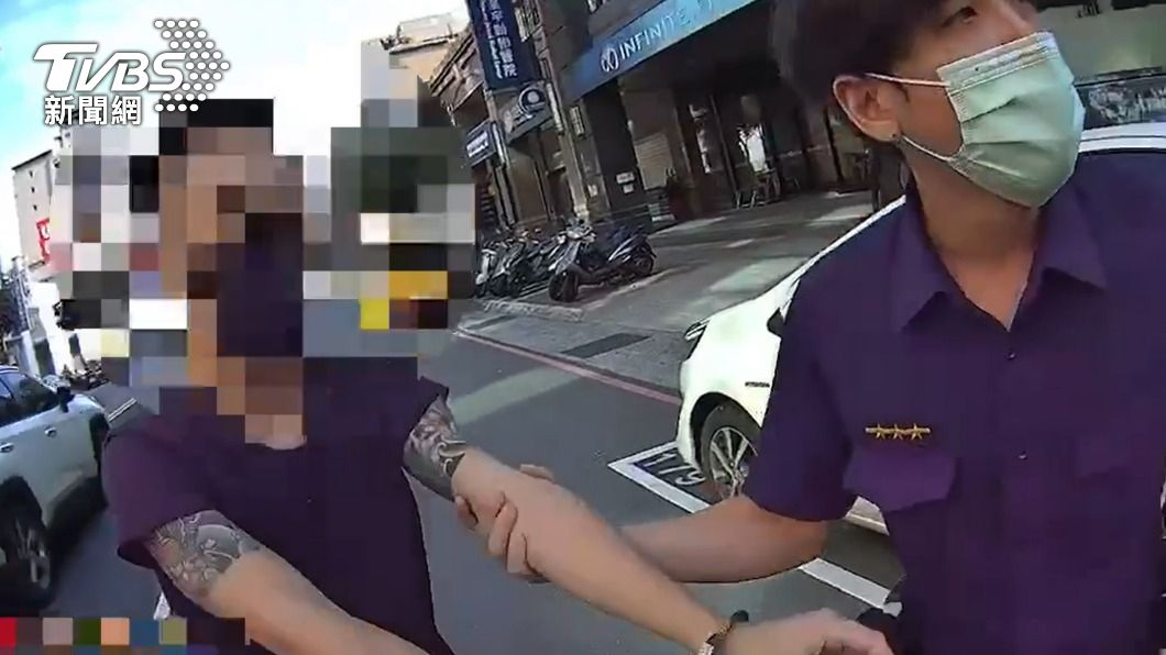 警方當場逮捕涉案的許男。（圖／TVBS）