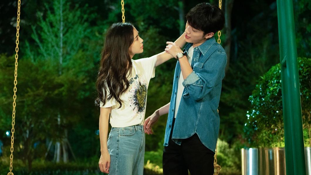 Angelababy(左)劇中擺出姊姊架式教訓賴冠霖。(圖/愛奇藝國際站提供)