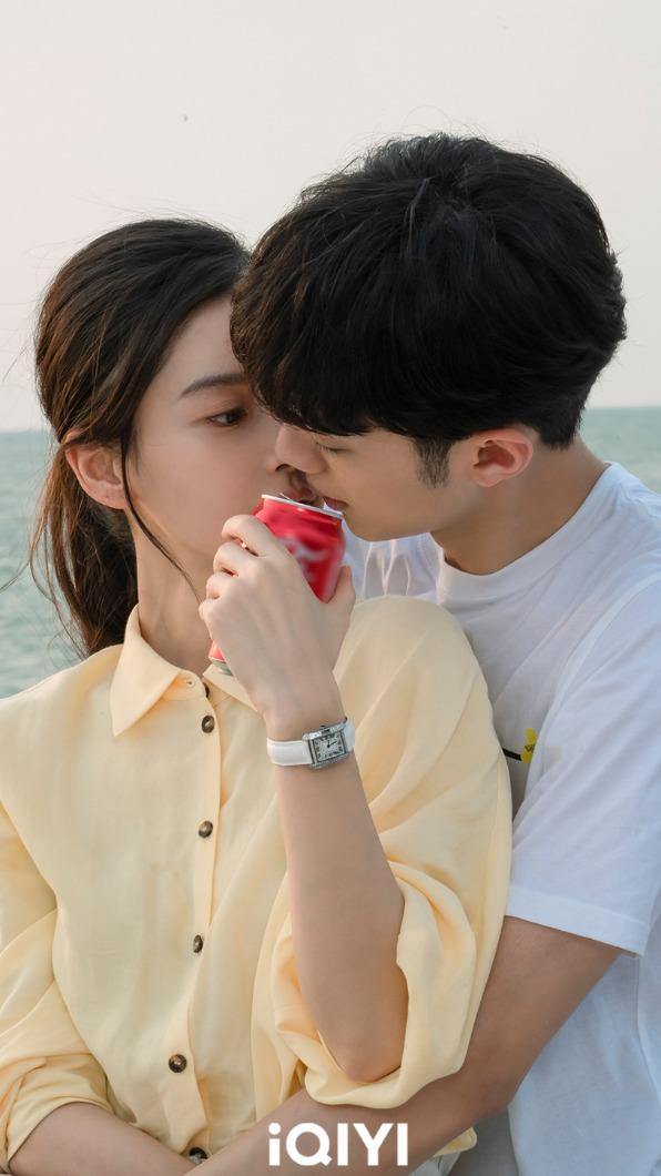 Angelababy(左)奪賴冠霖「螢幕初吻」。(圖/愛奇藝國際站提供)