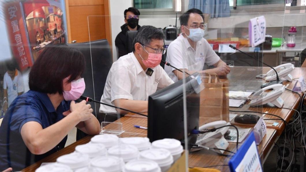 台北市長柯文哲4月時,赴區級關懷中心視察。(圖/北市府提供)