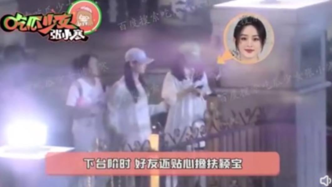 趙麗穎(右1)先離開私人會所。(圖/翻攝自搜狐娛樂微博)