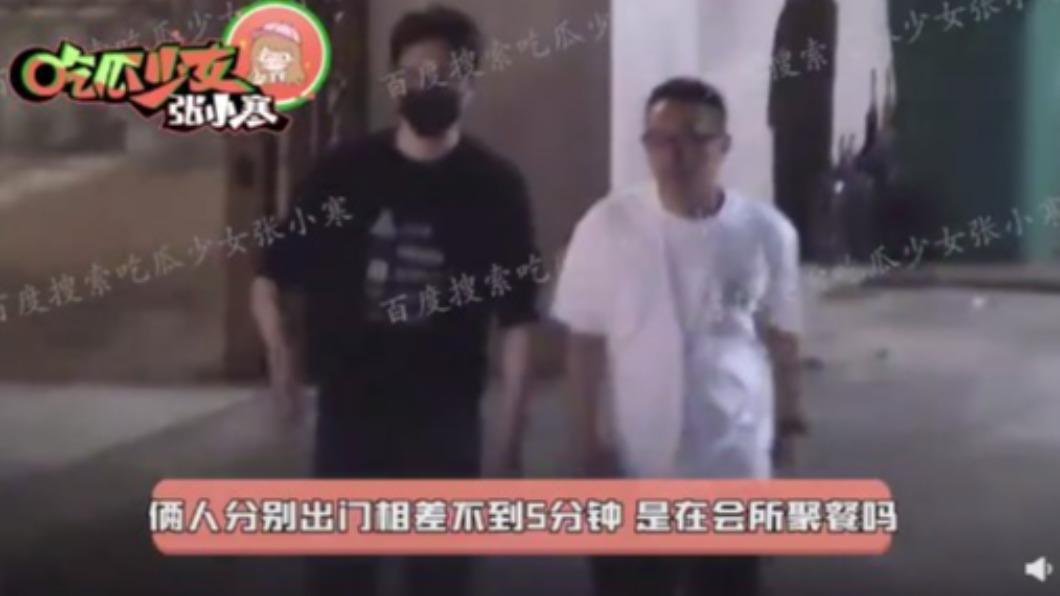 馮紹峰(左)相隔5分鐘和友人一起步出會館。(圖/翻攝自搜狐娛樂微博)