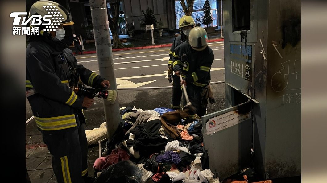 心情差!街友二度縱火燒舊衣回收箱 警全市通緝逮人