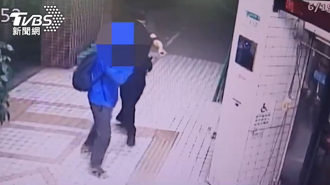 警方逮捕涉案的枋姓街友。(圖/TVBS)