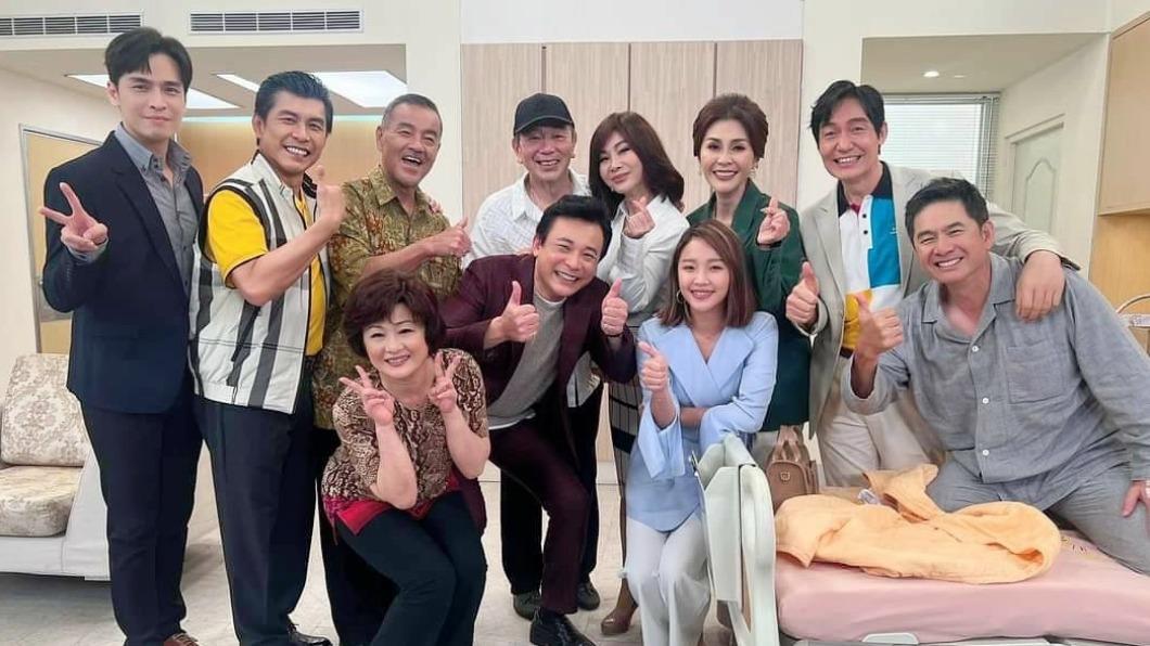 林小樓（下排左1）客串民視八點檔《黃金歲月》，和老朋友演戲像開同學會。（圖／民視提供）