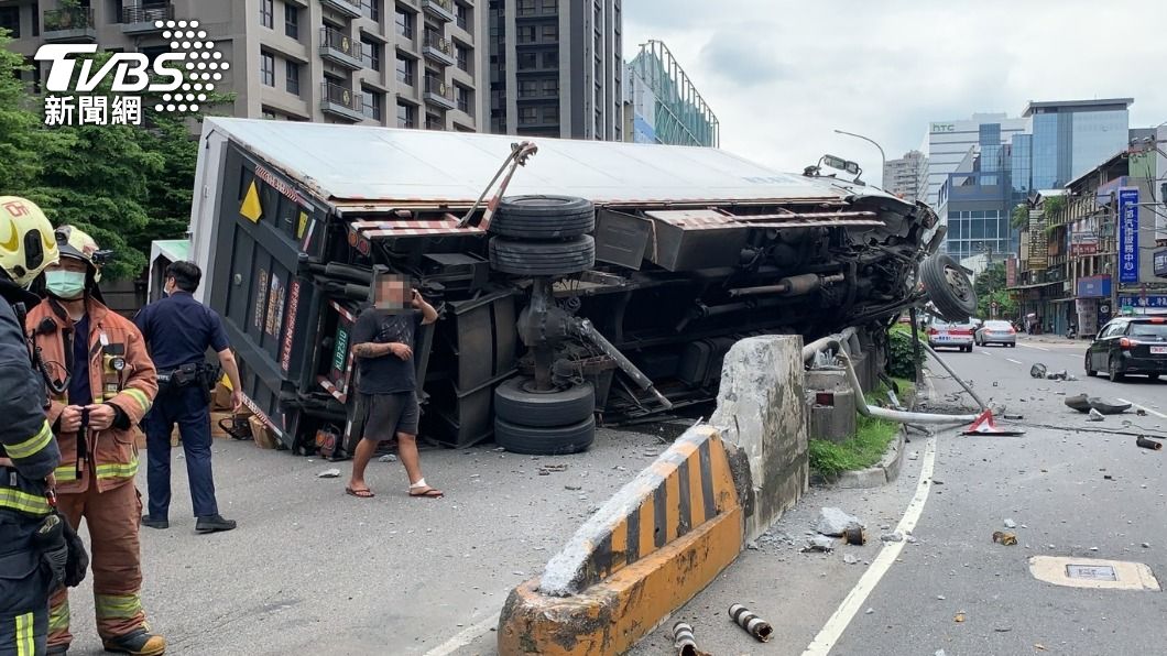 精神不濟！男駕大貨車恍神撞護欄翻覆　滿載餅乾掉滿地