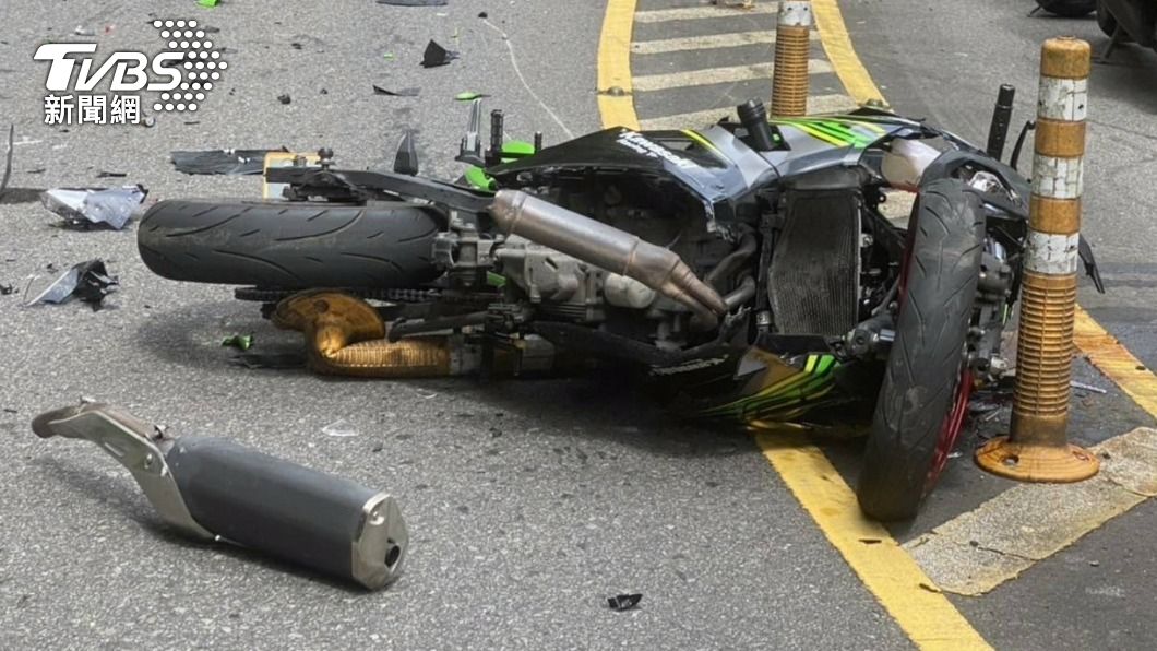 重機台七乙線暴衝對向撞毀汽車 排氣管、安全帽炸飛滿地