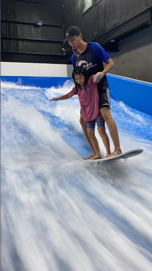 板橋凱撒大飯店聯合位於新北市板橋江子翠衝浪俱樂部「浪極光Surfing City」。（圖／板橋凱撒提供）