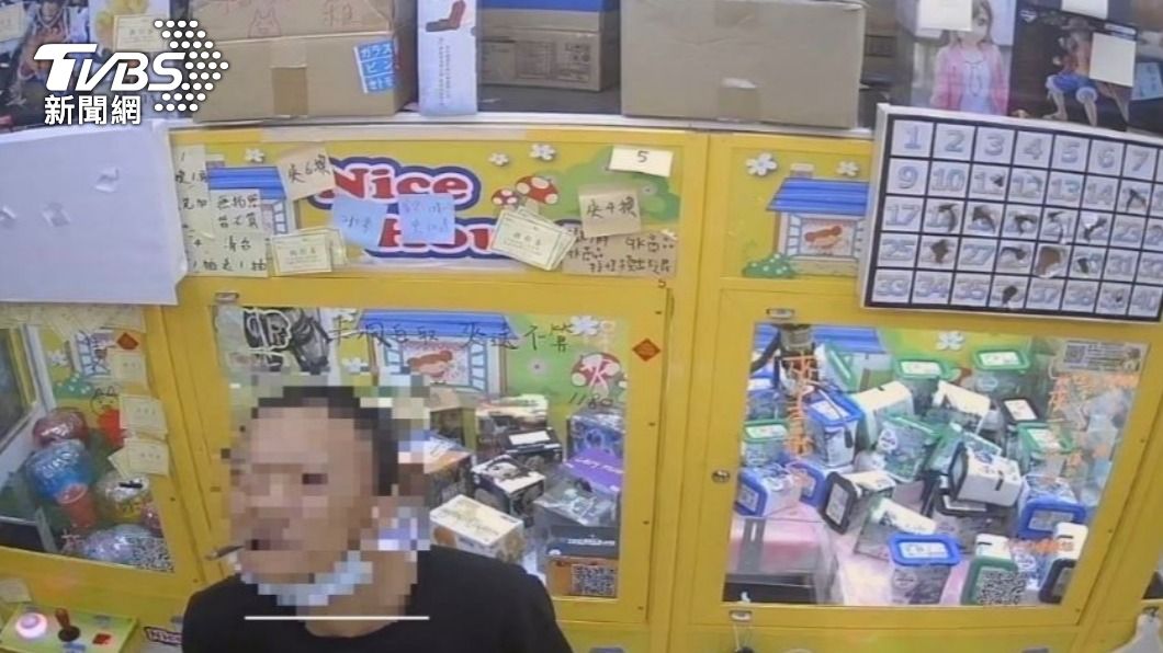 李姓竊賊完全不理會店內的監視器,行徑囂張。(圖/TVBS)
