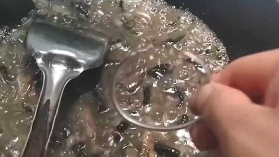 男子烹煮時拿出銀手鐲丟下去煮試看看是否有毒。(圖/翻攝自搜狐新聞)