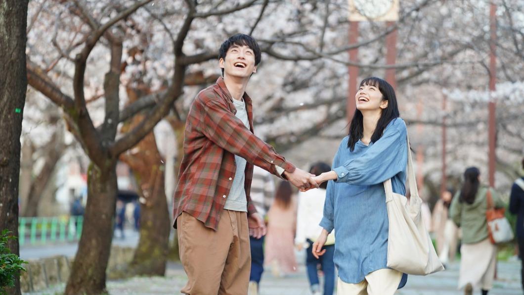 坂口健太郎(左)與小松菜奈在日片《餘命10年》中有不少甜蜜的畫面。(圖/車庫提供)