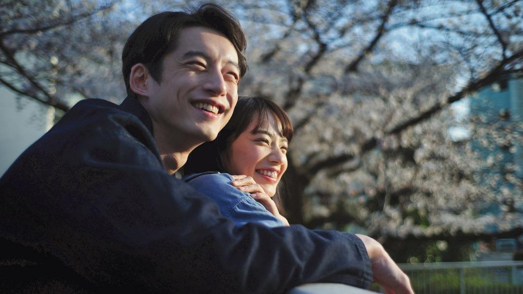 小松菜奈(右)與坂口健太郎在《餘命10年》大談虐心戀愛。(圖/車庫提供)