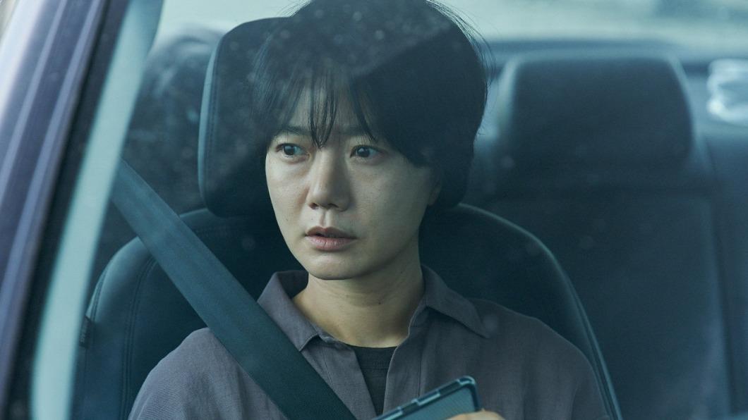 裴斗娜飾演追查嬰兒仲介行蹤的刑警。(圖/車庫提供)