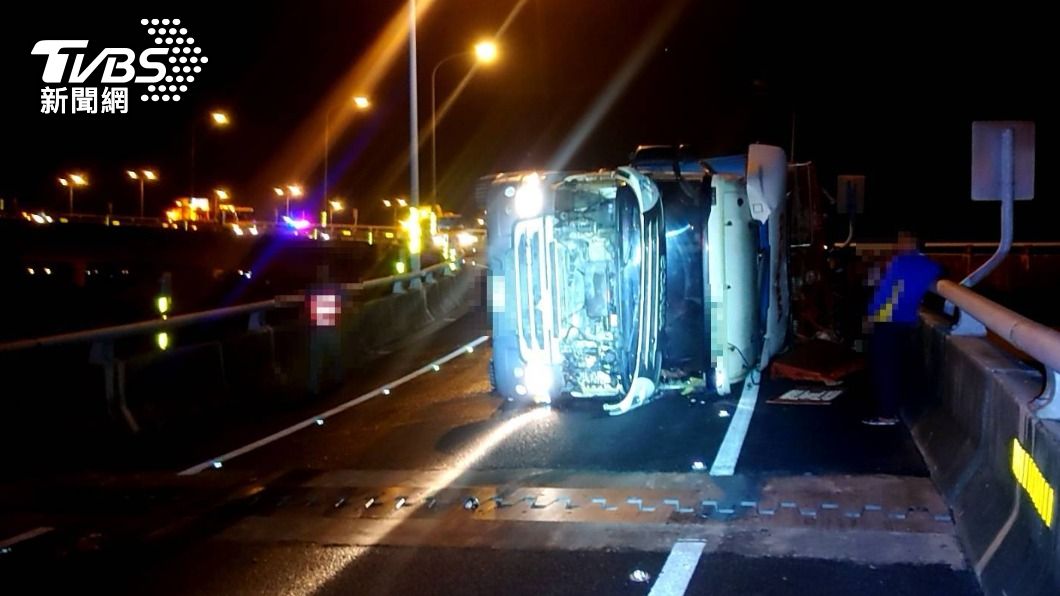 國1大貨車90度失控側翻匝道口　車上2人雙雙掛彩