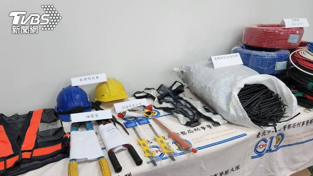 警方查扣犯案工具、贓物。（圖／TVBS）